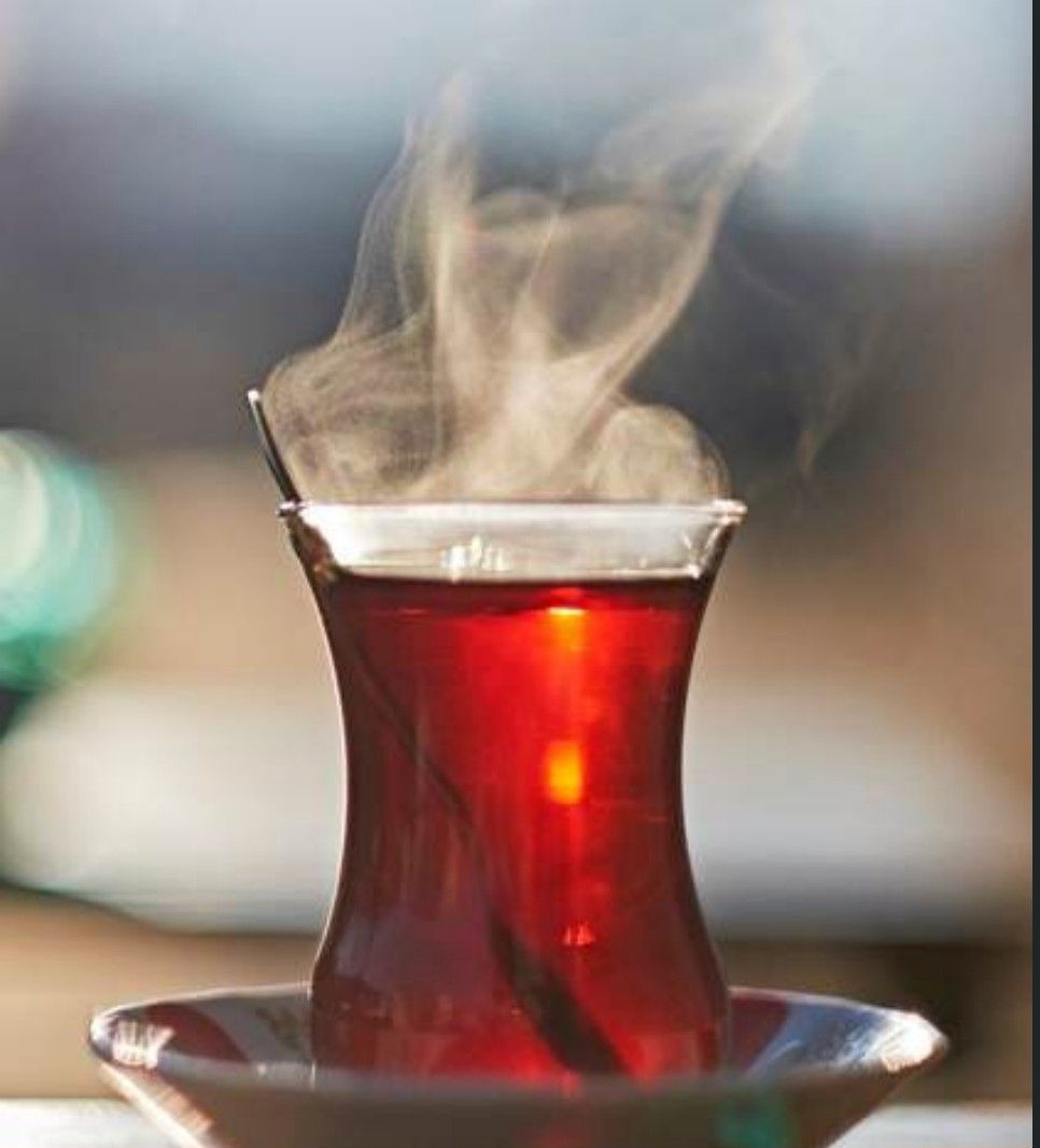 İnce belli bardakta demli Türk çayı