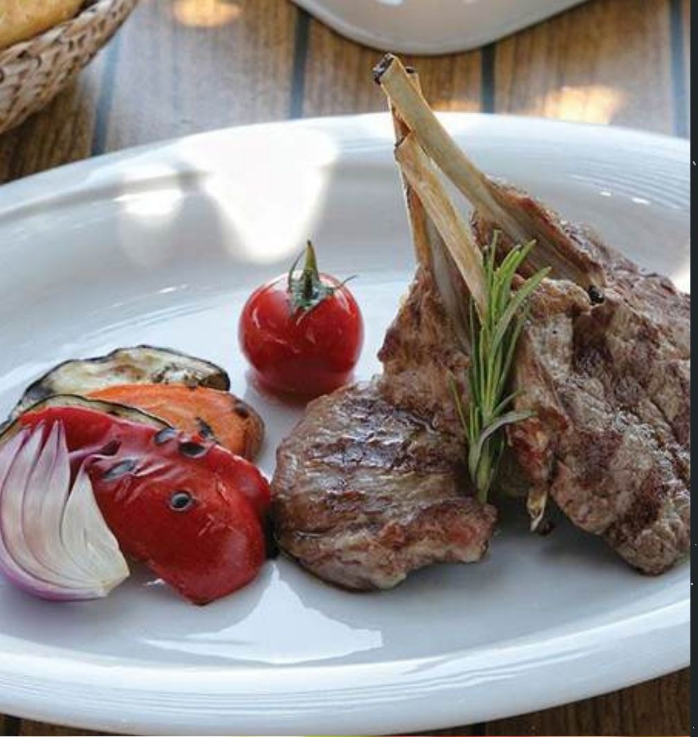 Izgara pirzola ve közlenmiş sebze tabağı