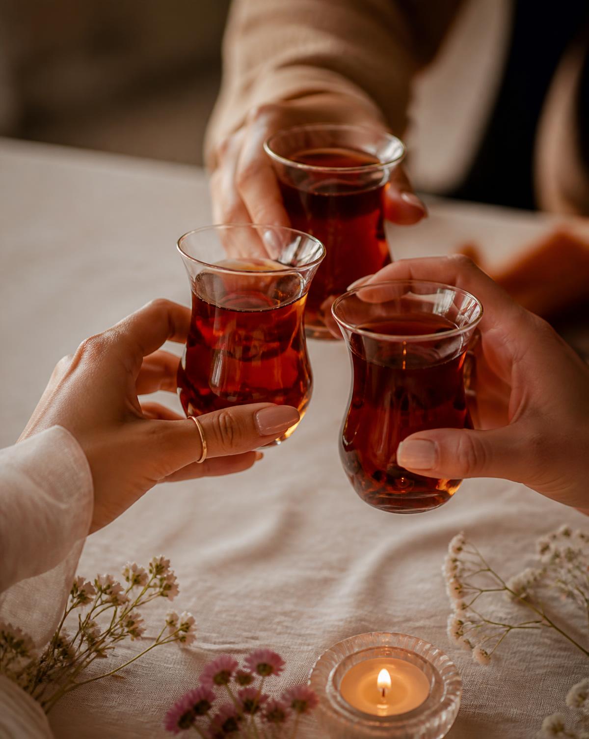 Çay bardaklarıyla küçük bir kutlama anı yakın plan (temsilî görsel)
